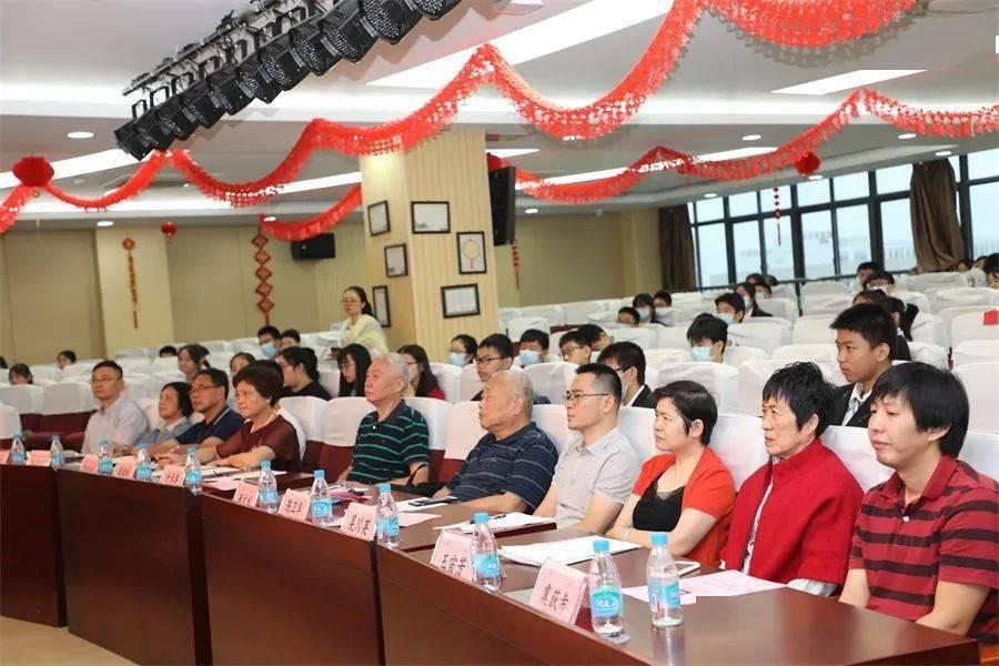 “铁饭碗”的吸引力：年轻人纷纷追逐考公务员热潮的背后