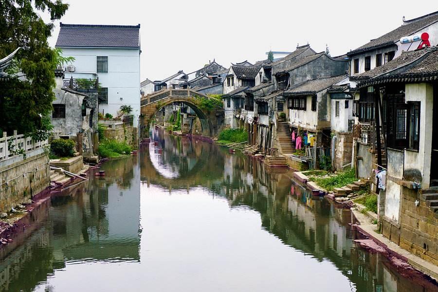 机智问答网页-解答百科问题精准服务-热播剧扫黑风暴里,李丽涓和董耀有何关系?为何这么相信他?专业解答