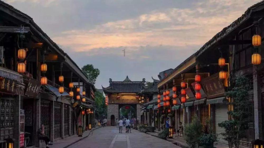 特务万国雄:男扮女装,与爱人白天姐妹晚上夫妻,被亲妹检举入狱