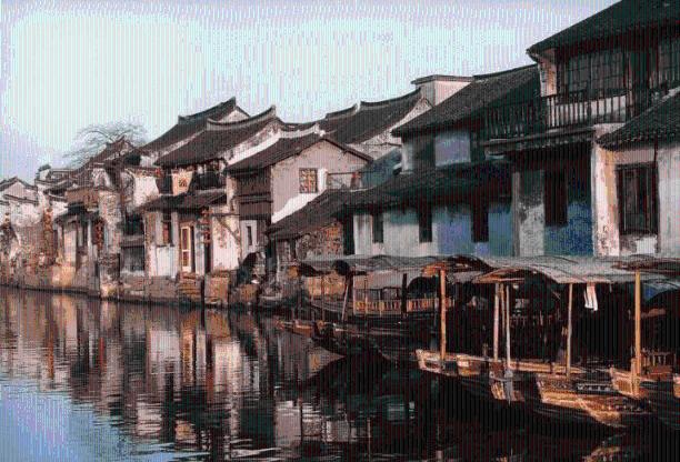 坎耶29岁妻子穿半透明雨衣出行，好身材若隐若现，似翻版卡戴珊