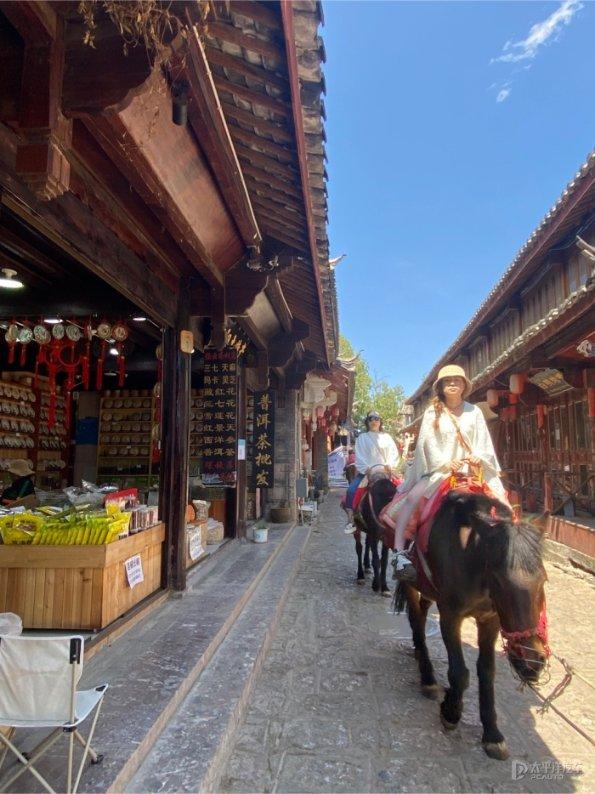 新春走基层｜年轻人爱上怀旧氛围感，海边的胶片照相馆火了
